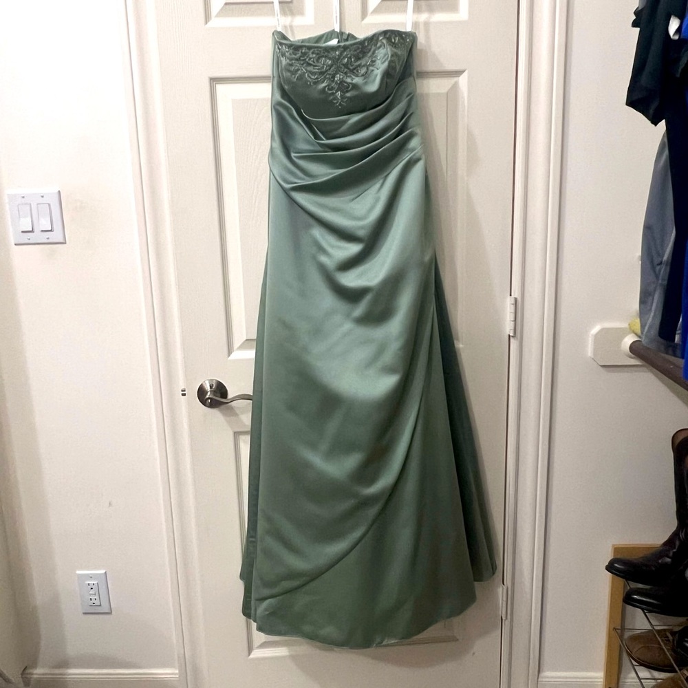 David’s Bridal Stunning pistachio green bridesmaid dress